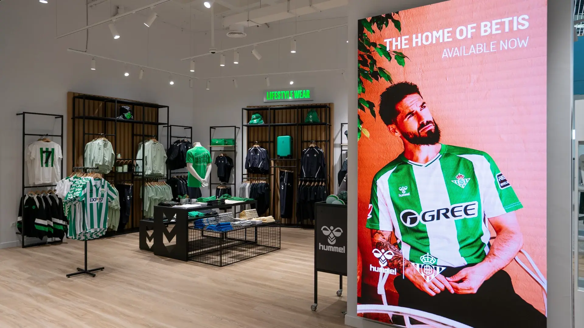El Real Betis abre una nueva tienda oficial en el Centro Comercial Lagoh Sevilla