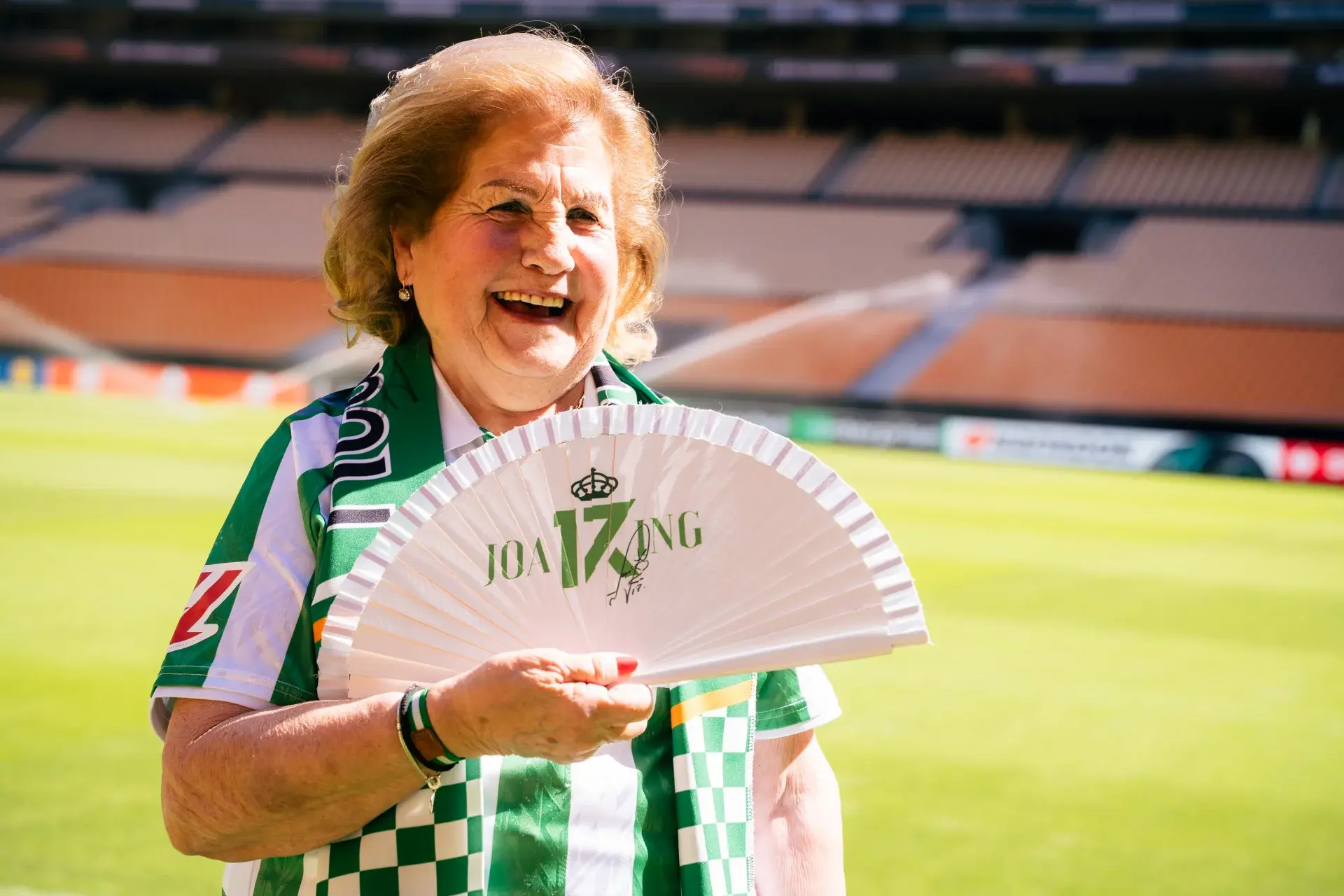 Chari, un ejemplo de alegría, vitalidad y pasión a sus 78 años: "El Real Betis para mí es lo más grande del mundo"