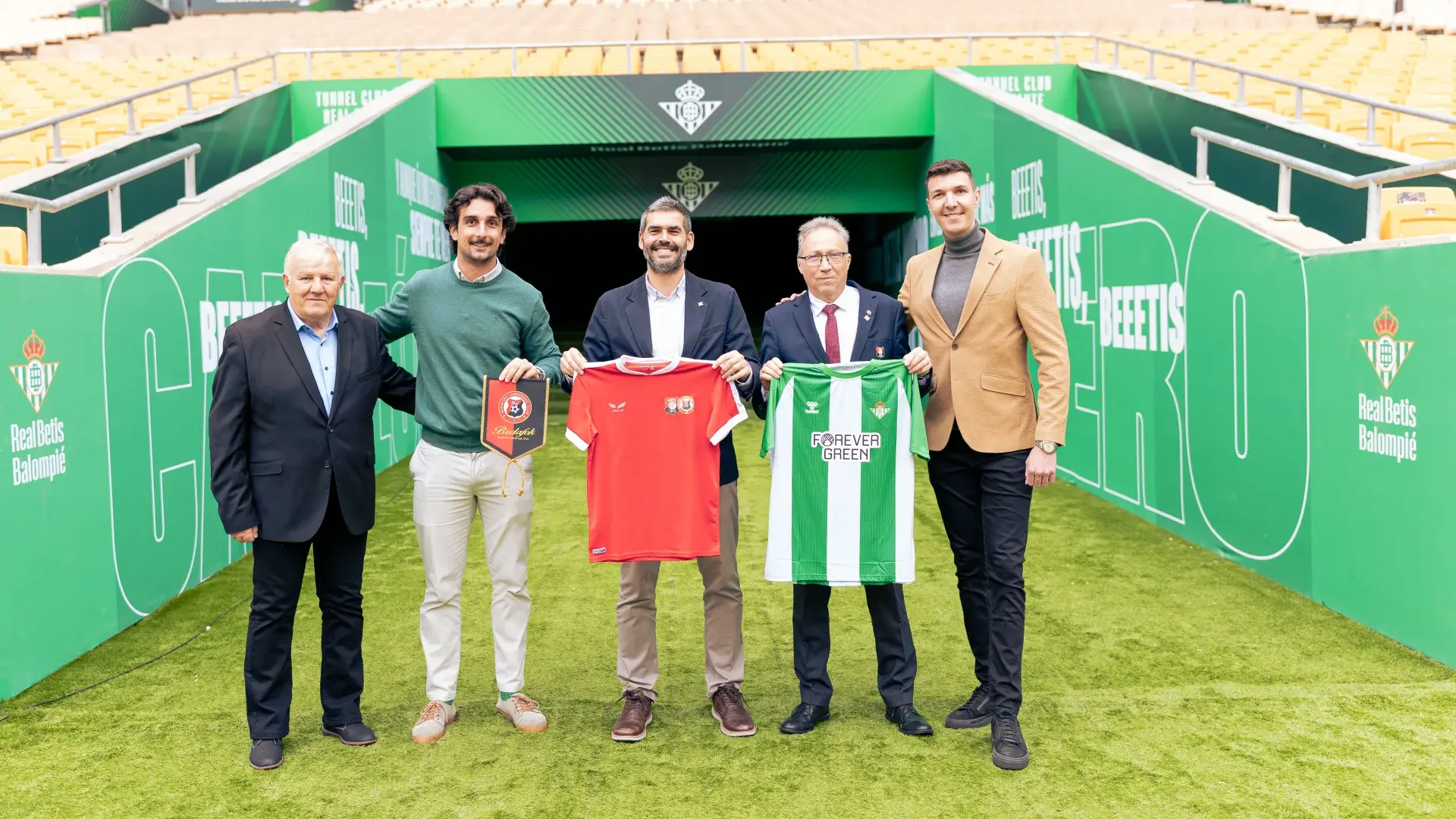 El Real Betis Balompié firma su primer acuerdo Team Alliance con el equipo hungaro Budafoki Labdarúgó Club 