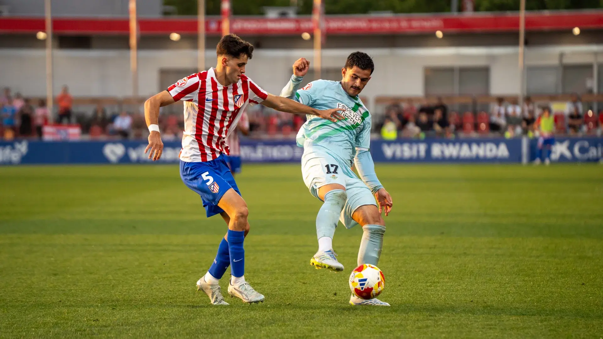 CRÓNICA | El Betis Deportivo pierde ante el Atlético Madrileño en inferioridad numérica (3-1)