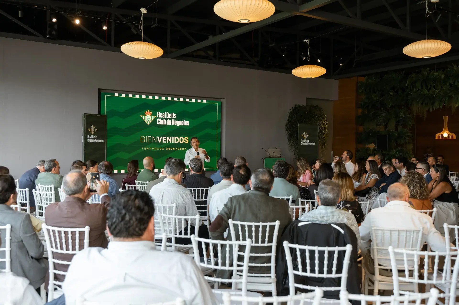 El Real Betis Club de Negocios presenta las novedades de la temporada 2026/27 ante más de 100 empresarios