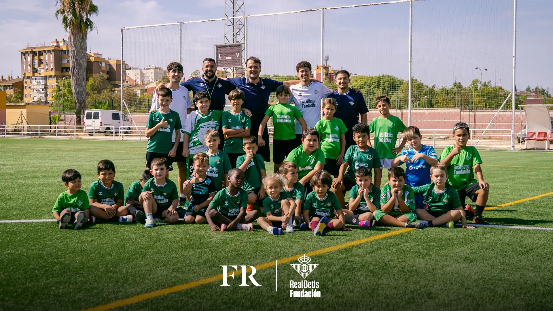 James Rhodes se une a la Fundación Real Betis Balompié con una donación a la Escuela Monsalvete 