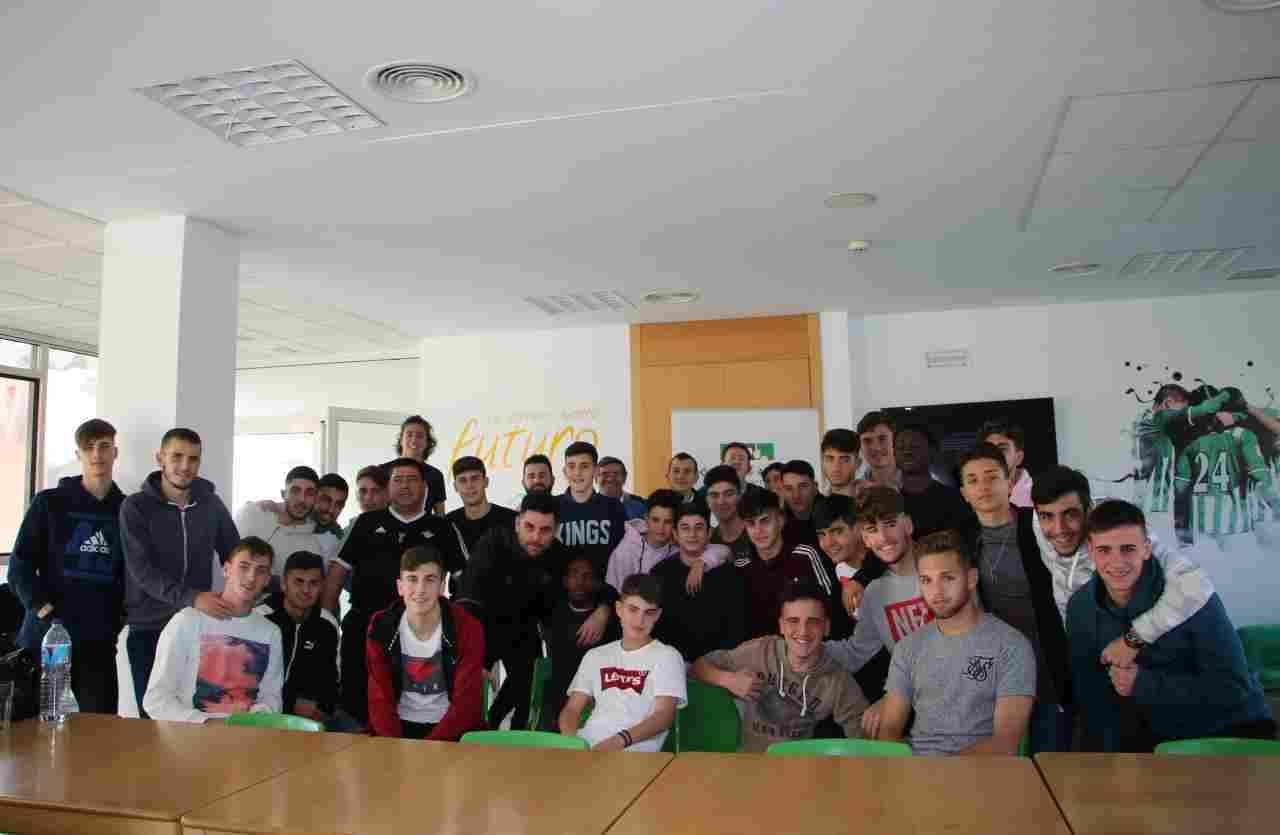 El Colegio de Podólogos de Andalucía ayuda a prevenir lesiones a los futbolistas de la cantera del Real Betis