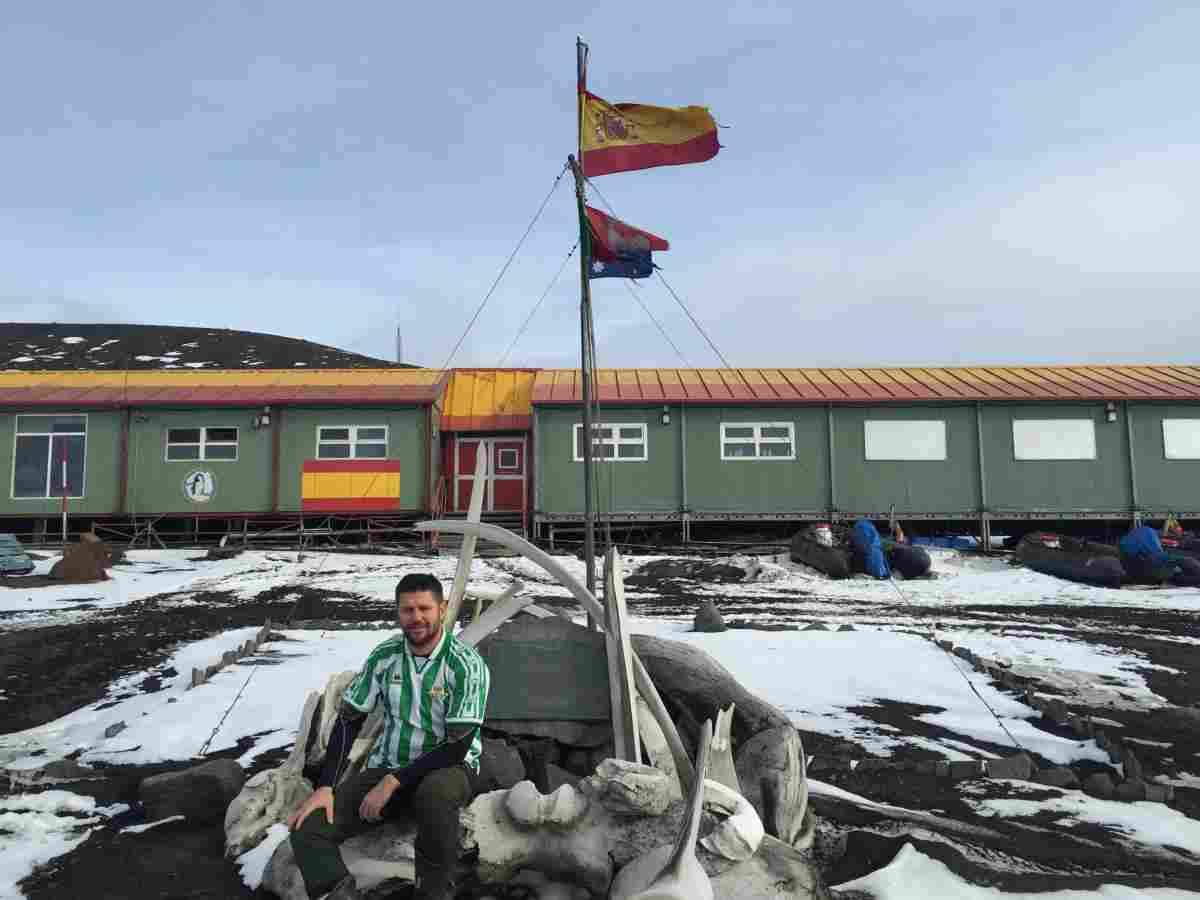 Gordillo y Alexis, protagonistas de una sorpresa muy especial a militares béticos en Mali y La Antártida