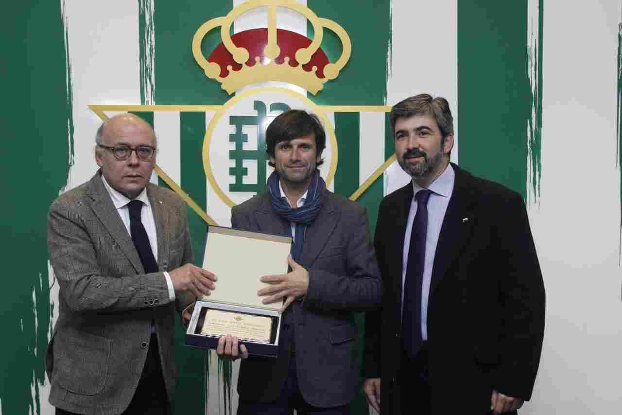 Reconocimiento del Real Betis al corredor Eduardo Fernández-Agüera y a 'Tohoku Crossing'