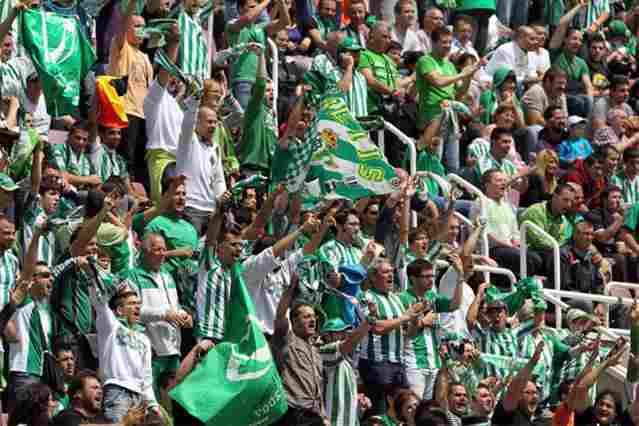 Los socios y aficionados del Betis dan un notable a la temporada anterior y a la gestión del club