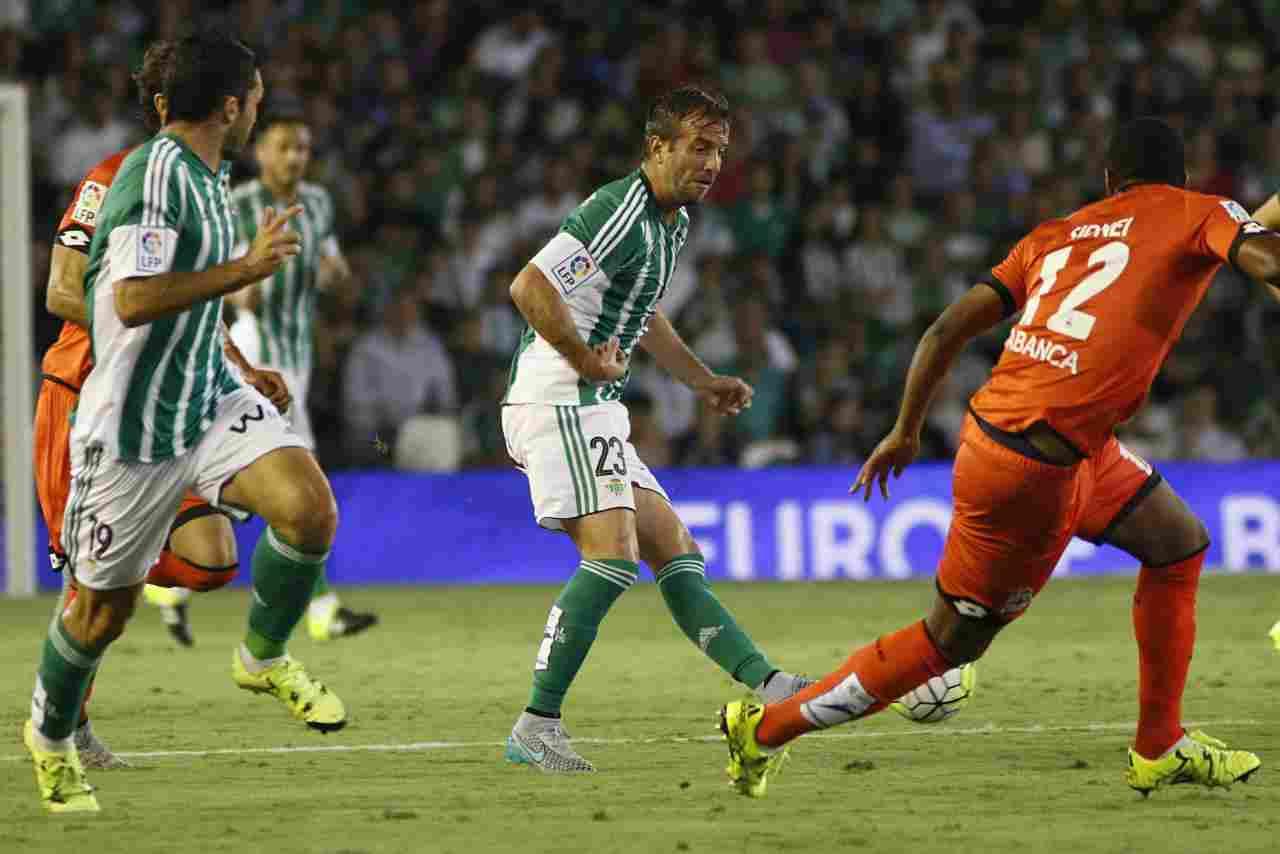 Van der Vaart, baja para el partido contra el Real Sporting de Gijón