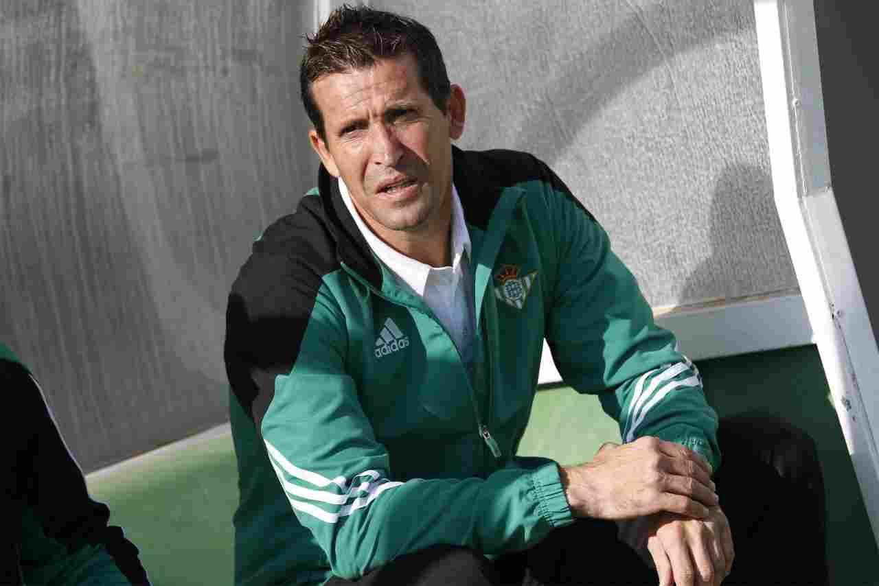 Juan Merino estará auxiliado en el banquillo del Real Betis por Alexis y Capi