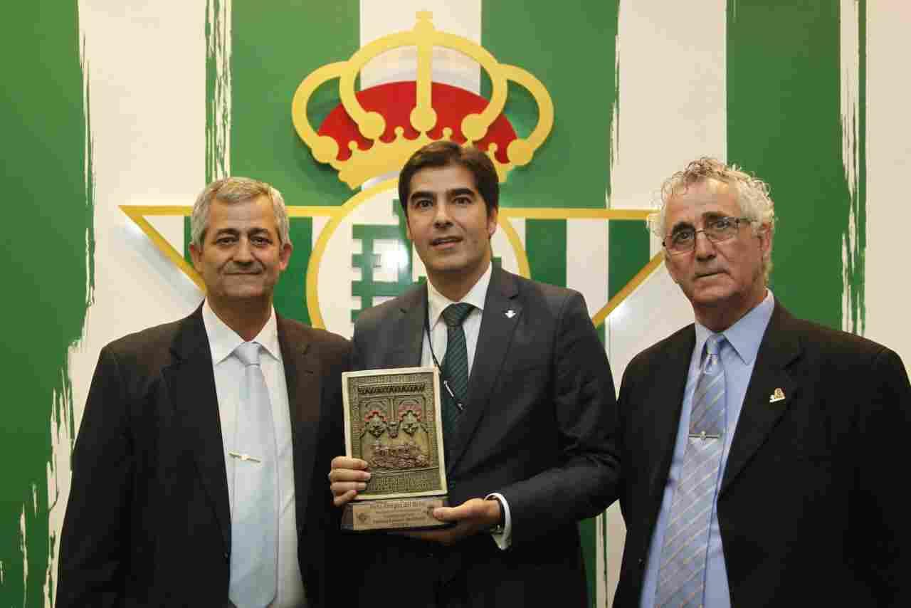 La Peña Bética Amigos del Betis de Almodóvar del Río recibió el reconocimiento del Real Betis