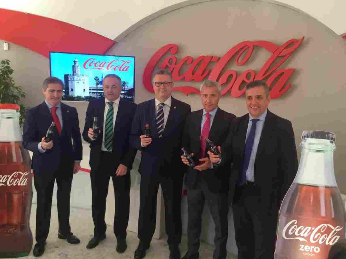 Puja por una botella solidaria de Coca Cola firmada por tus ídolos del Real Betis