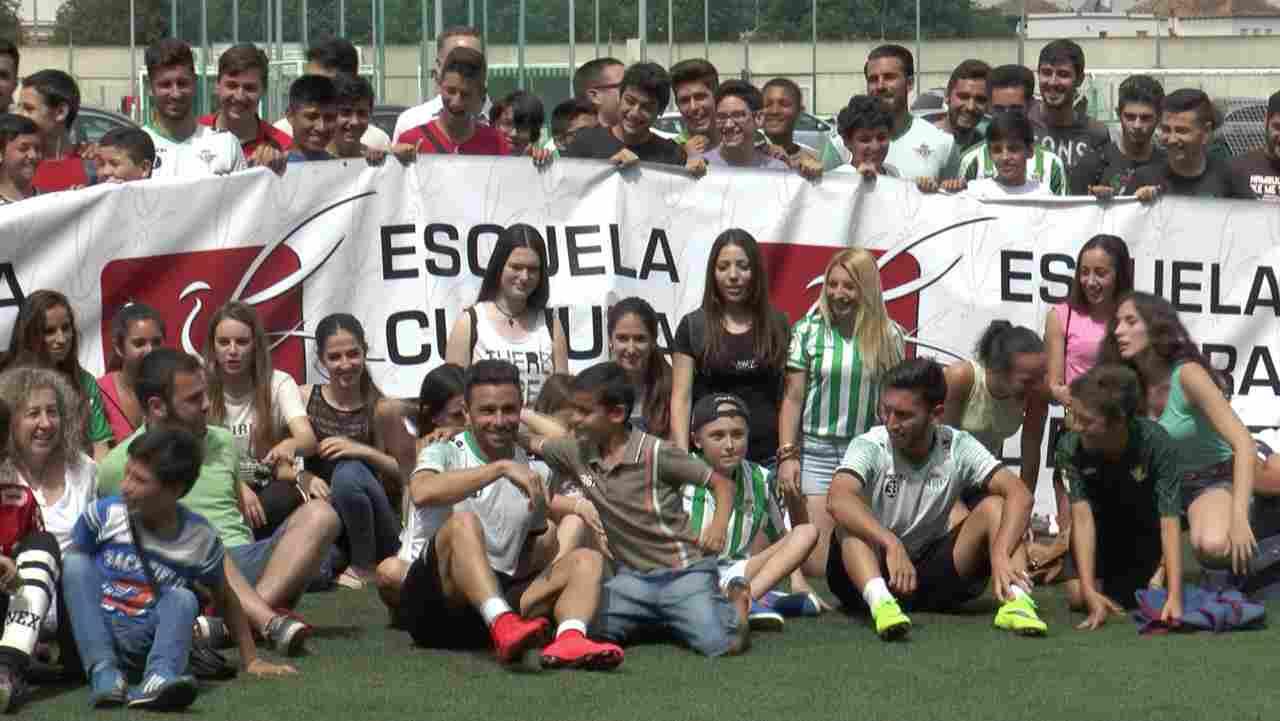 El Real Betis recibe la visita de la Asociación Escuela Cultura de Paz