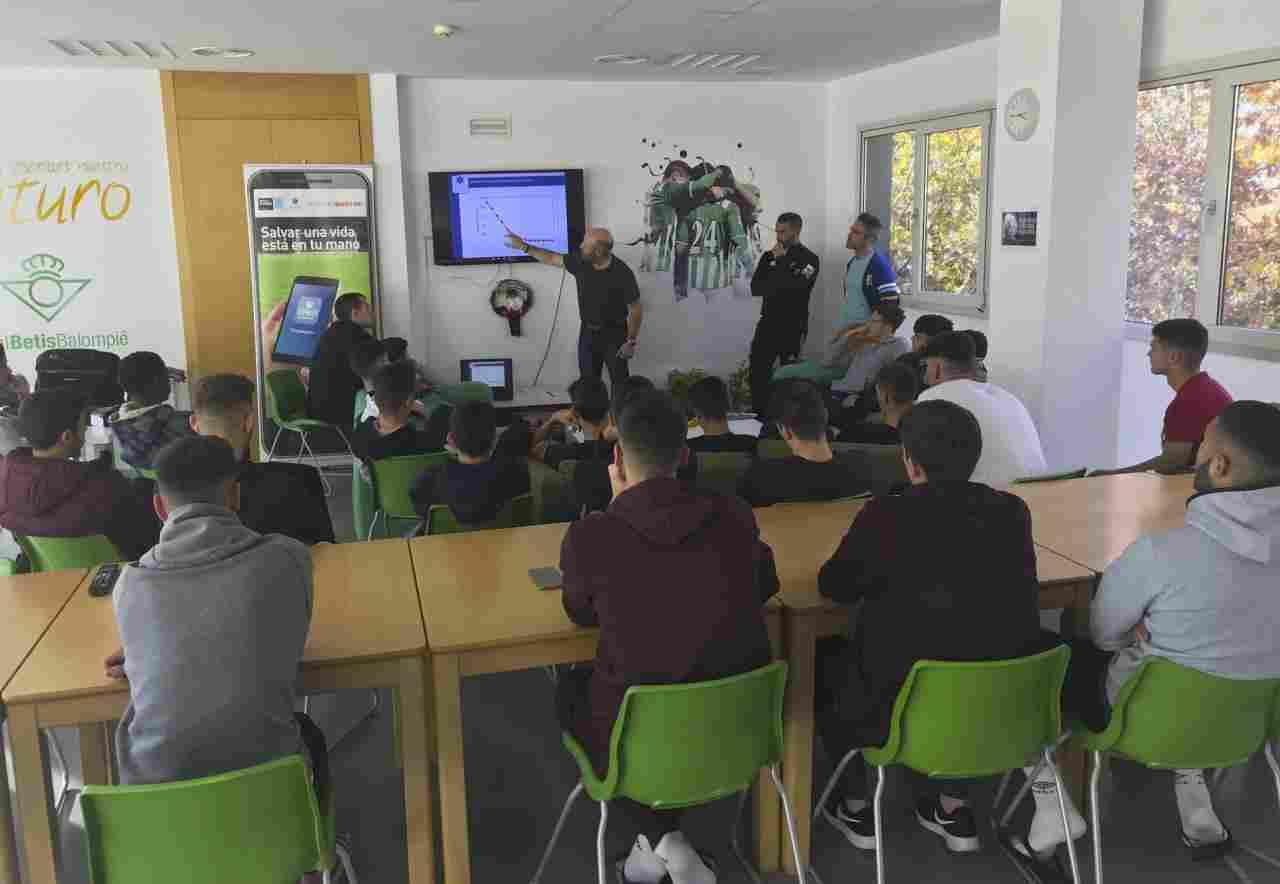 Sesión sobre primeros auxilios en la Residencia del Real Betis