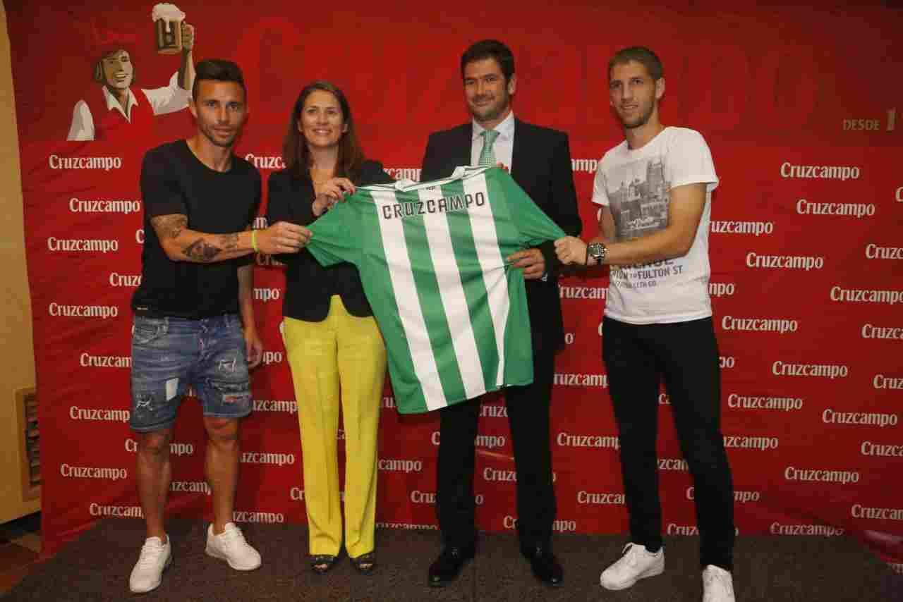 El Real Betis renueva su colaboración con Cruzcampo por tres temporadas