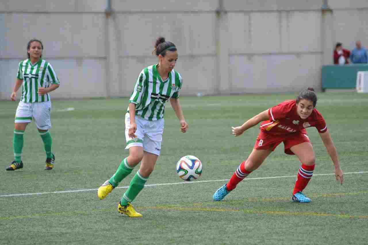 Esther (RBB Féminas): "Ojalá pueda llevar el brazalete de capitana la próxima temporada en Primera División"