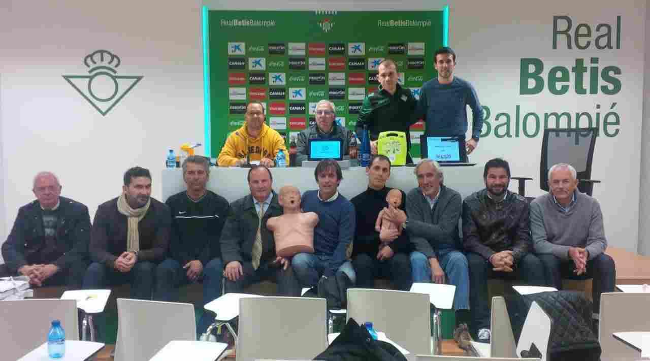 Curso de Soporte Vital Básico + DEA al equipo de Veteranos del Real Betis Balompié