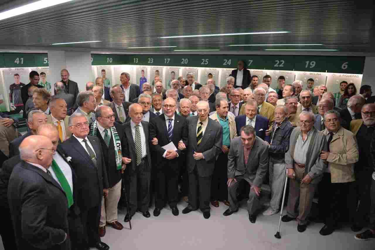 El Real Betis homenajea a los 100 socios más antiguos de la entidad