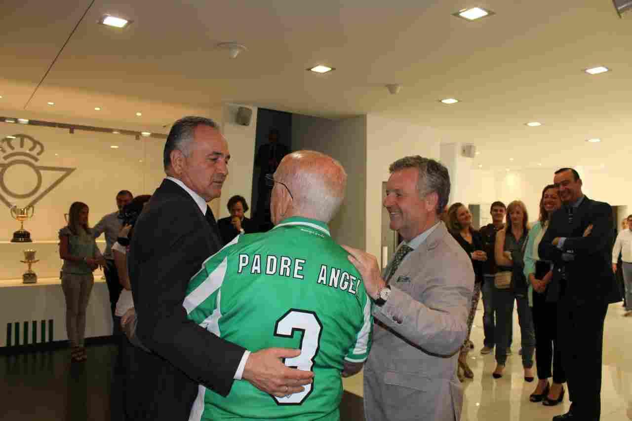 El Real Betis rinde un sencillo y emotivo homenaje al padre Sarmiento