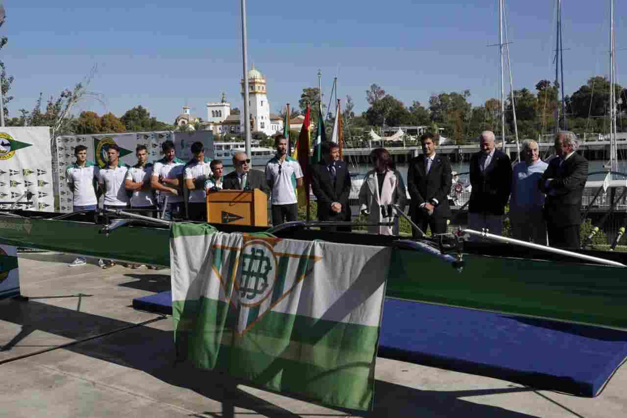 El Real Betis homenajea a los remeros de la primera regata Sevilla-Betis