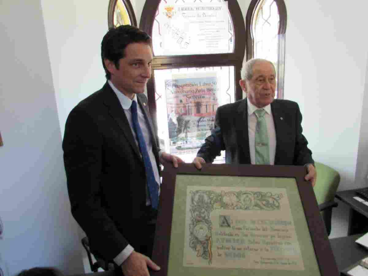 El Real Betis entrega a la Peña Bética Nazarena un emblemático cuadro de 1958