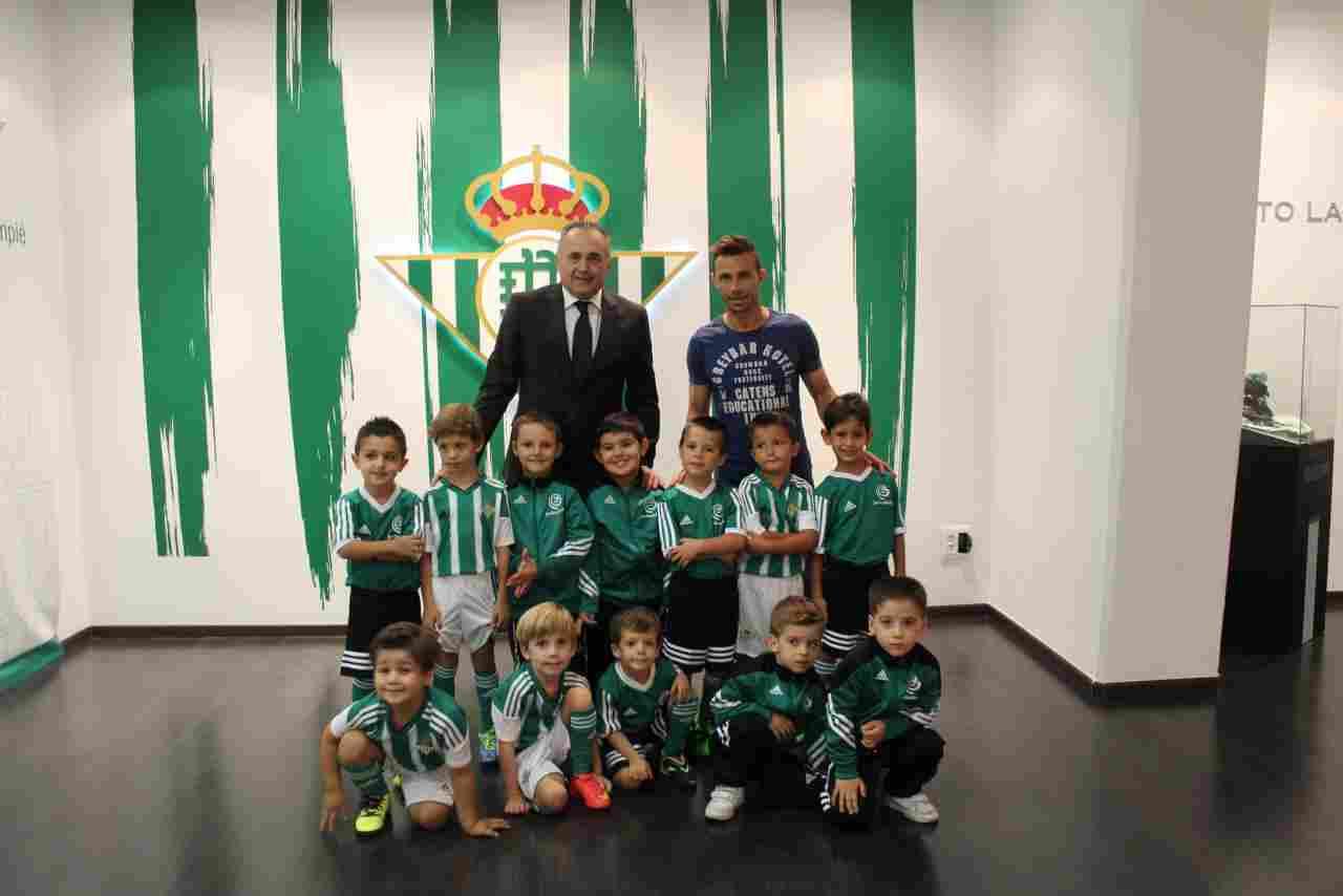 Presentadas en el Estadio Benito Villamarín las equipaciones de la temporada 2015/2016 de la Escuela de Fútbol de la Fundación RBB
