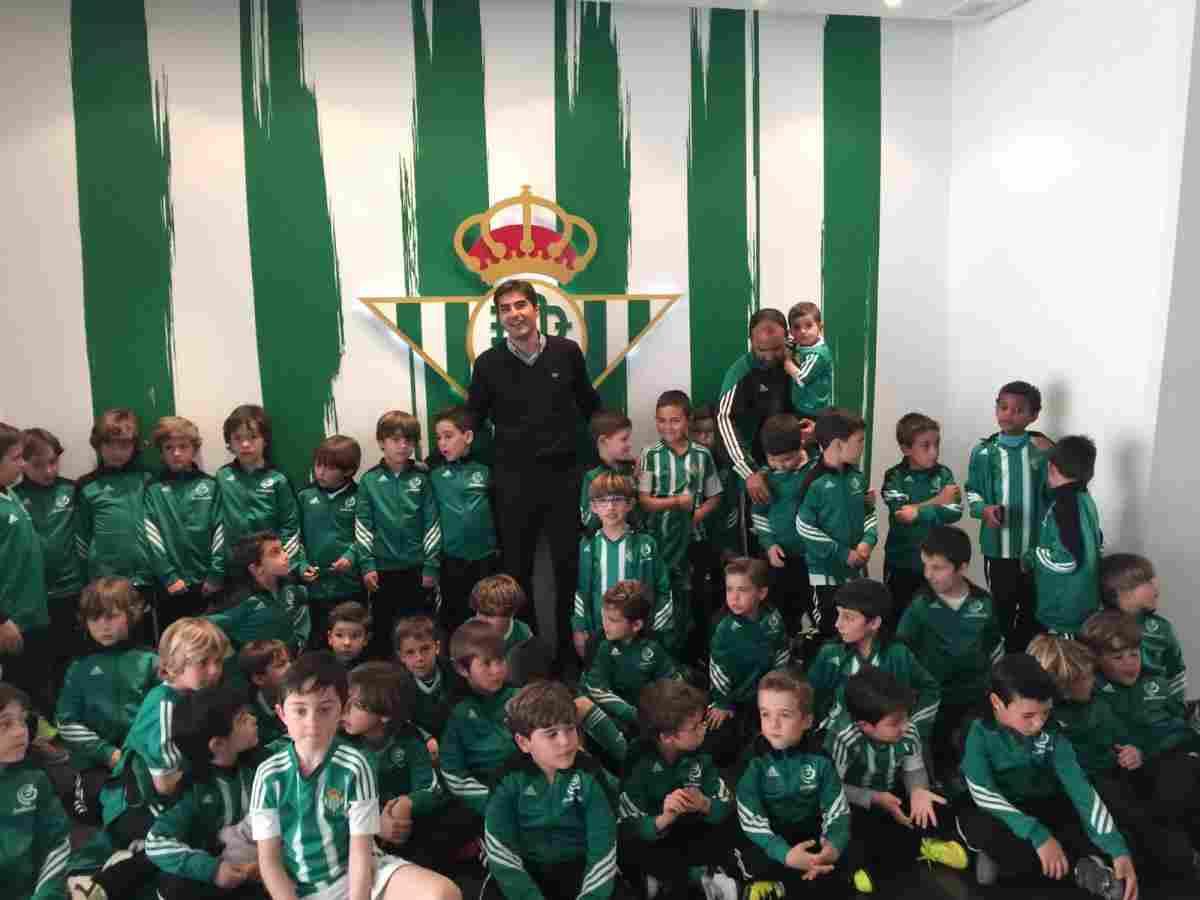 Continúan las visitas de los niños de la Escuela de Fútbol de la FRBB al Estadio