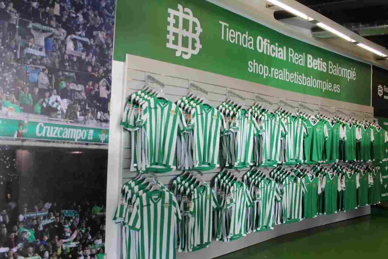 Esta mañana ha reabierto sus puertas la tienda del Real Betis en el Estadio Benito Villamarín