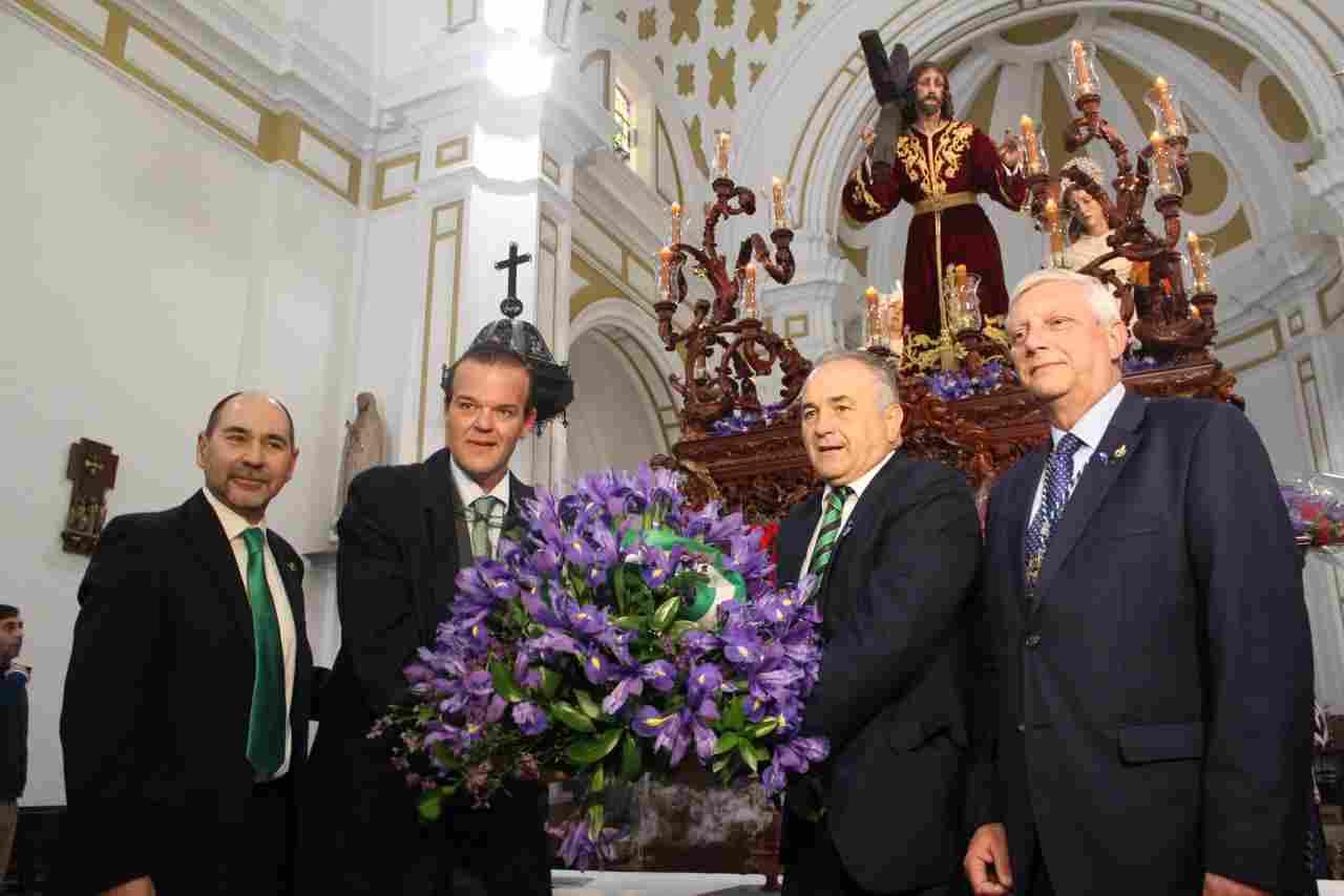 El Real Betis realizó la tradicional ofrenda floral al Cristo de la Misión