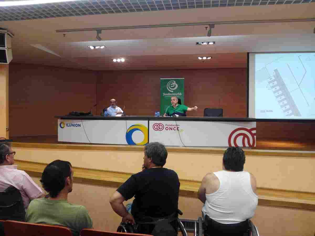 Reunión de los socios de movilidad reducida en la Fundación ONCE