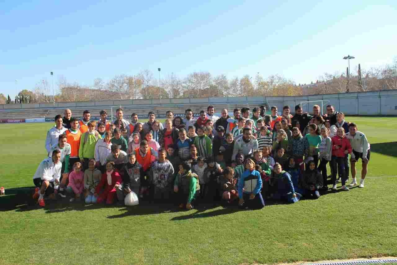 Mañana verdiblanca para la asociación 'Unión Romaní'