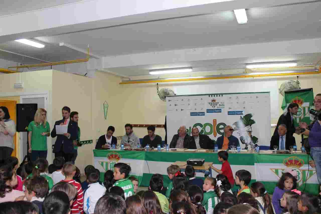 'Del Cole al Fútbol' divierte a 480 alumnos del colegio Vicente Neriaa de Coria del Río