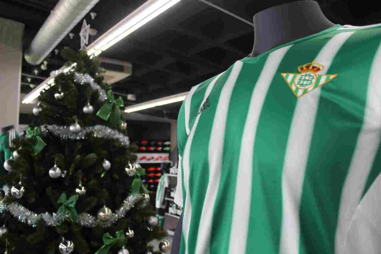 'Papá Noel es verdiblanco', consigue tu gorro personalizado en la Tienda Oficial Adidas