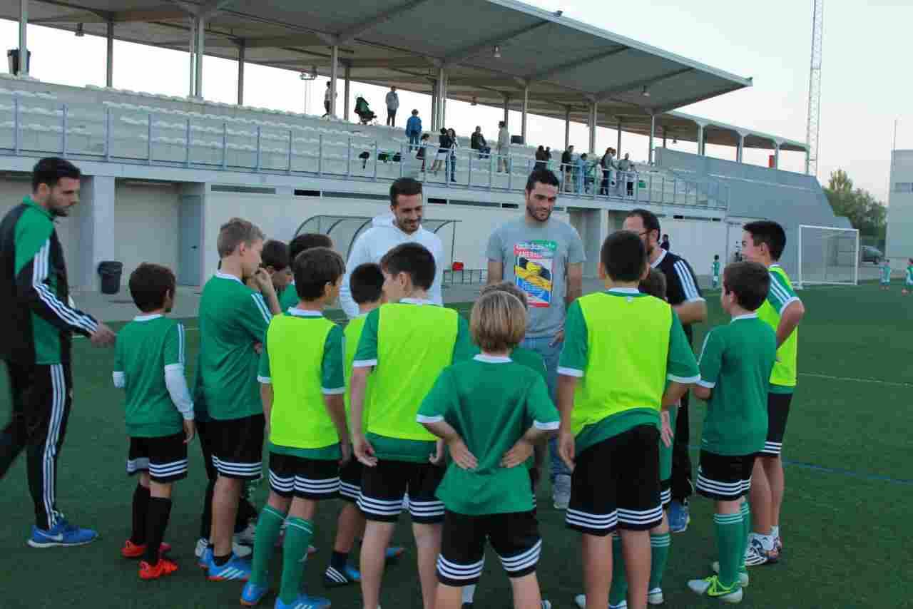 Jorge Molina y Xavi Torres visitan la Escuela de la Fundación RBB en Supraljarafe-Umbrete