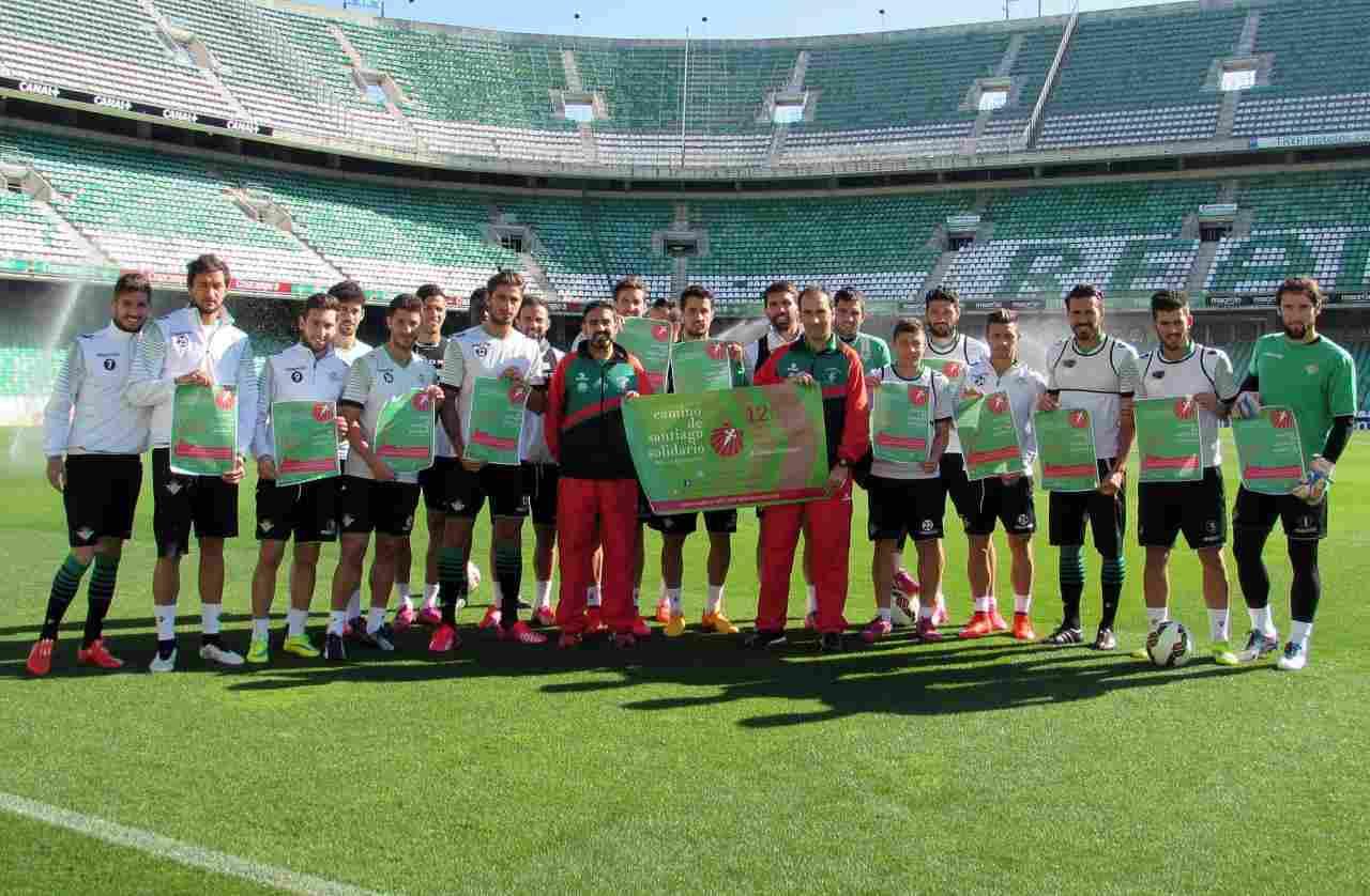 Integrantes del proyecto solidario ‘Camino de Santiago. 12 etapas, 12 causas’ visitan el entrenamiento del Real Betis 