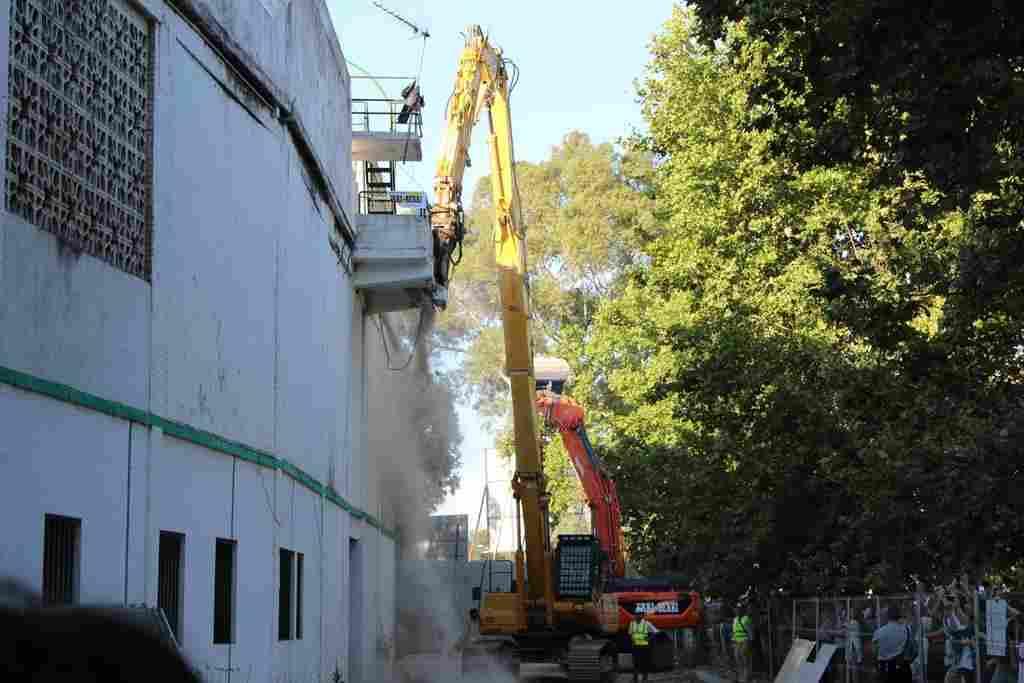 El beticismo vibró con el inicio de la demolición de Gol Sur