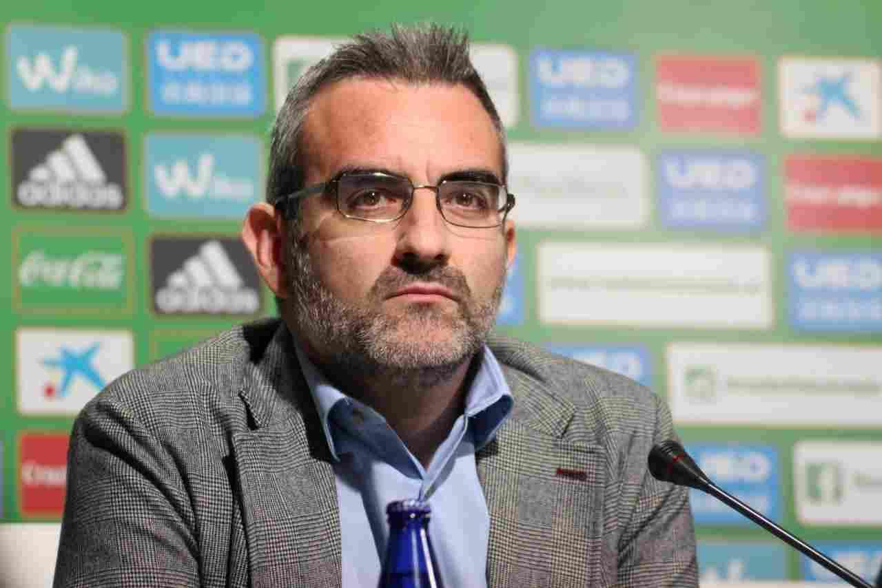 "No vamos a por un entrenador provisional, sino a por uno que tiene que estar más adelante", comenta Macià