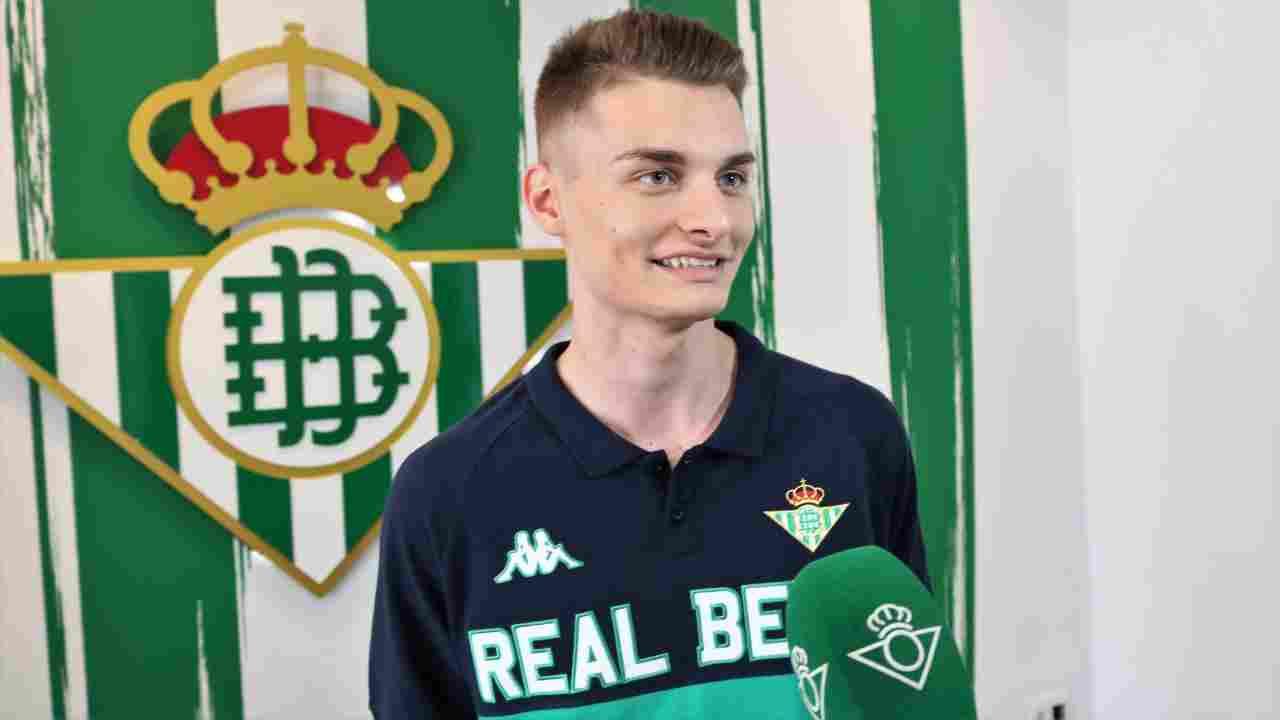 Mario Almagro: "Es un orgullo representar los colores del Real Betis"