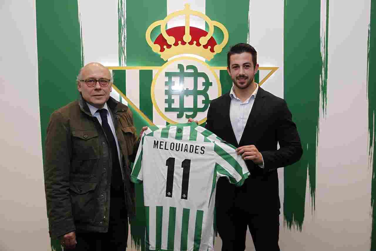 El nadador Melquiades Álvarez recibió el homenaje del Real Betis
