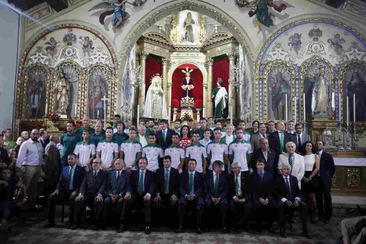 El Real Betis realiza su ofrenda floral de inicio de temporada en la Hermandad de Santa Genoveva 