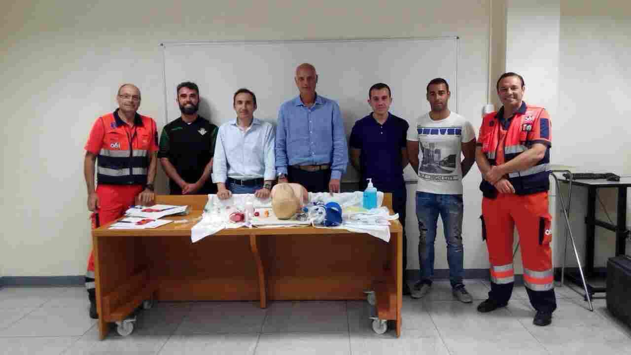 El personal de enfermería del Real Betis recibe un curso de reciclaje de Emergencias Médicas por parte de EPES 061