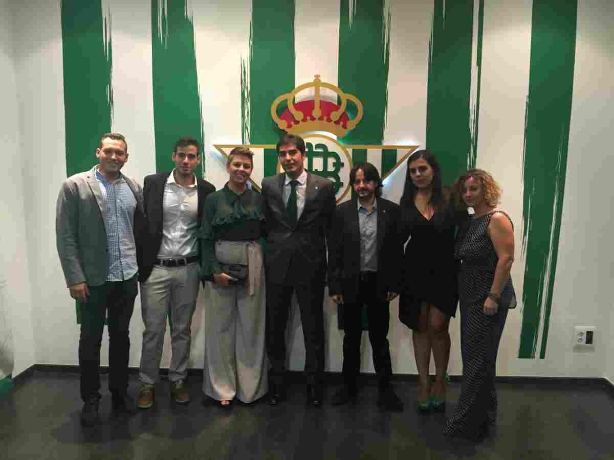 La Peña Bética Triana 41010 y la Asociación de Amigos del Centenario recibieron el reconocimiento del Real Betis