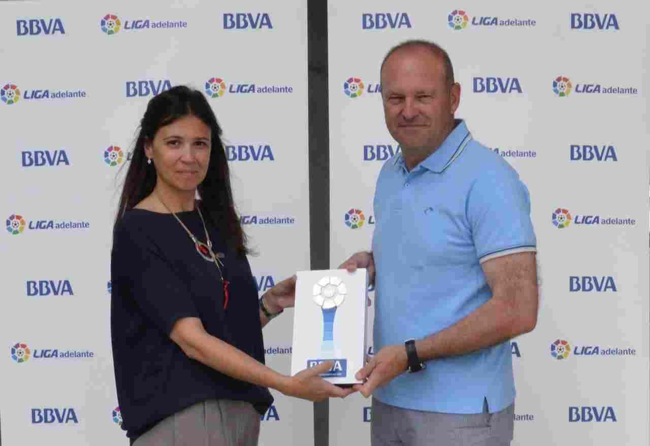 Pepe Mel recibe el premio al mejor entrenador del mes de abril de la Liga Adelante