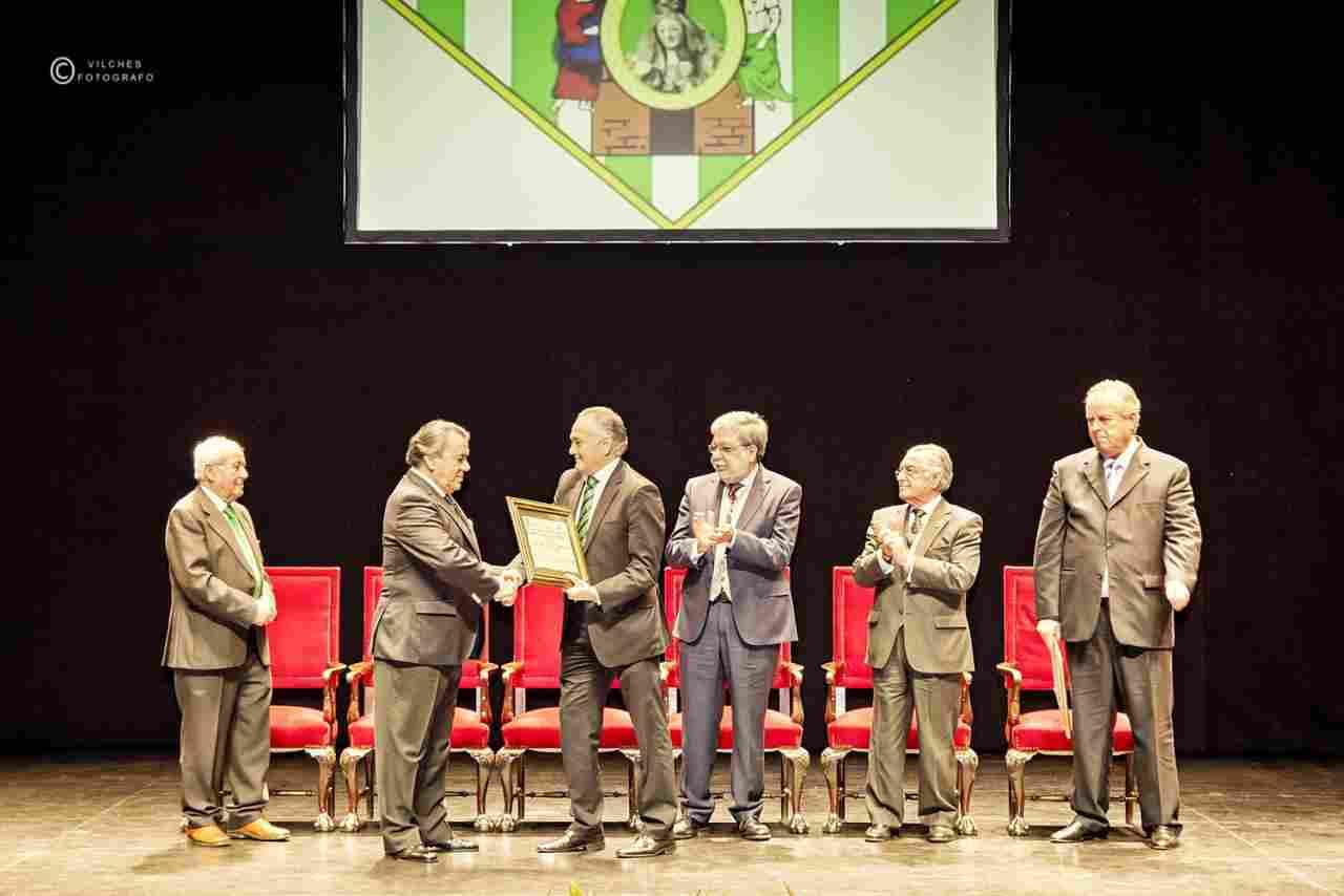 La Peña Bética Nazarena presenta el libro conmemorativo de su 50 aniversario