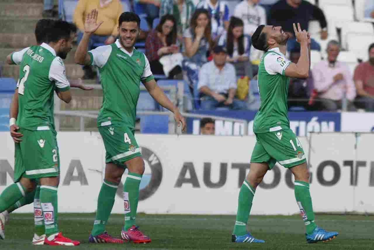 Un golazo de Xavi Torres mantiene líder al Real Betis (0-1)