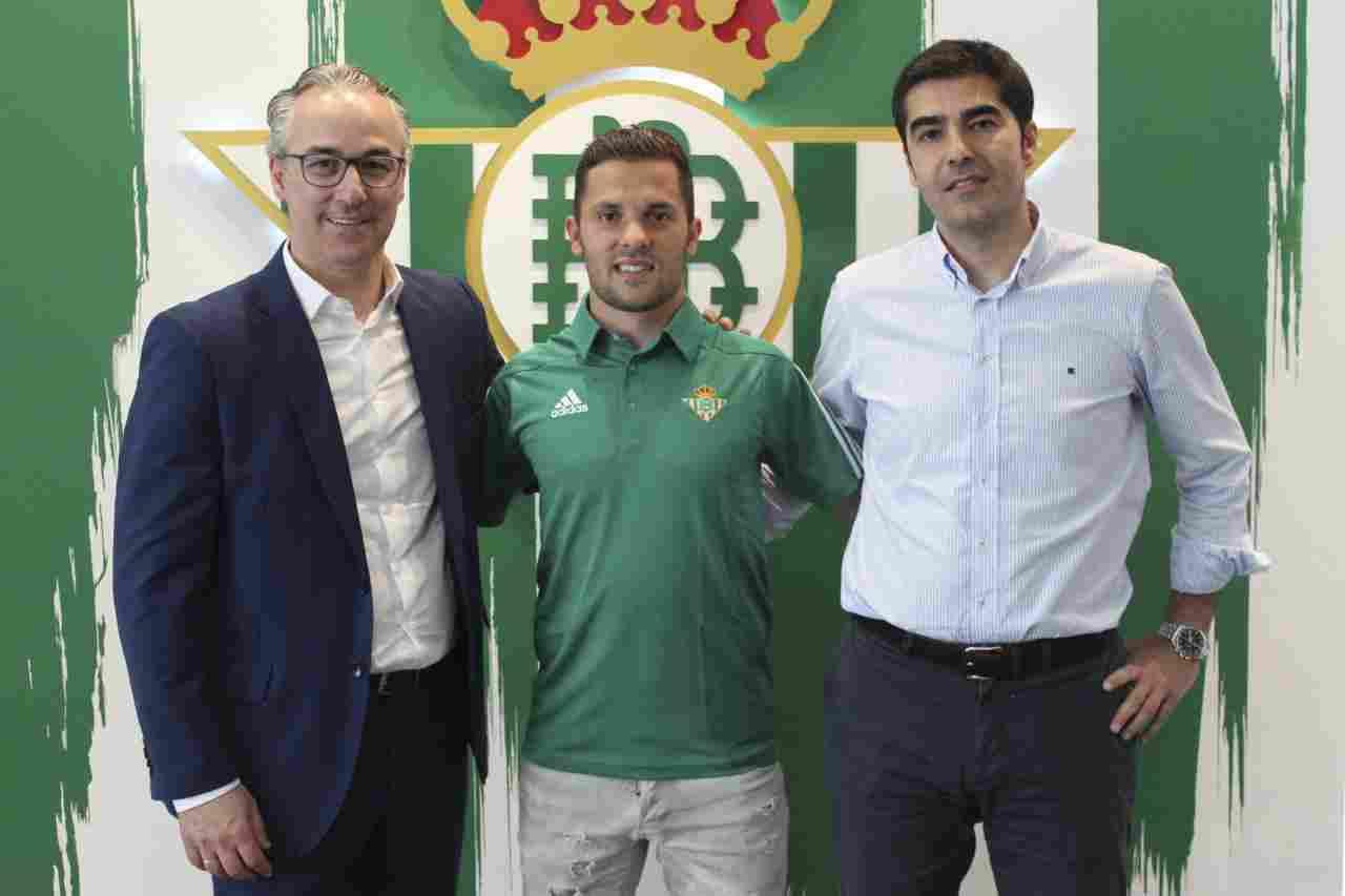 El Real Betis firma al internacional danés Durmisi para las cinco próximas temporadas