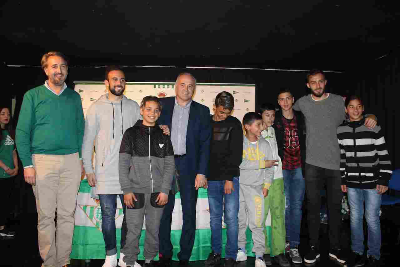 El IES Joaquín Romero Murube recibe la visita del Real Betis Balompié