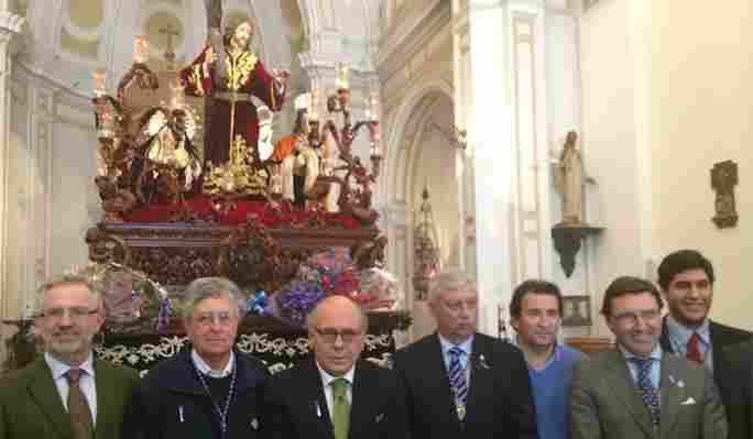 El Real Betis realiza la ofrenda floral a la Archicofradía de la Misión