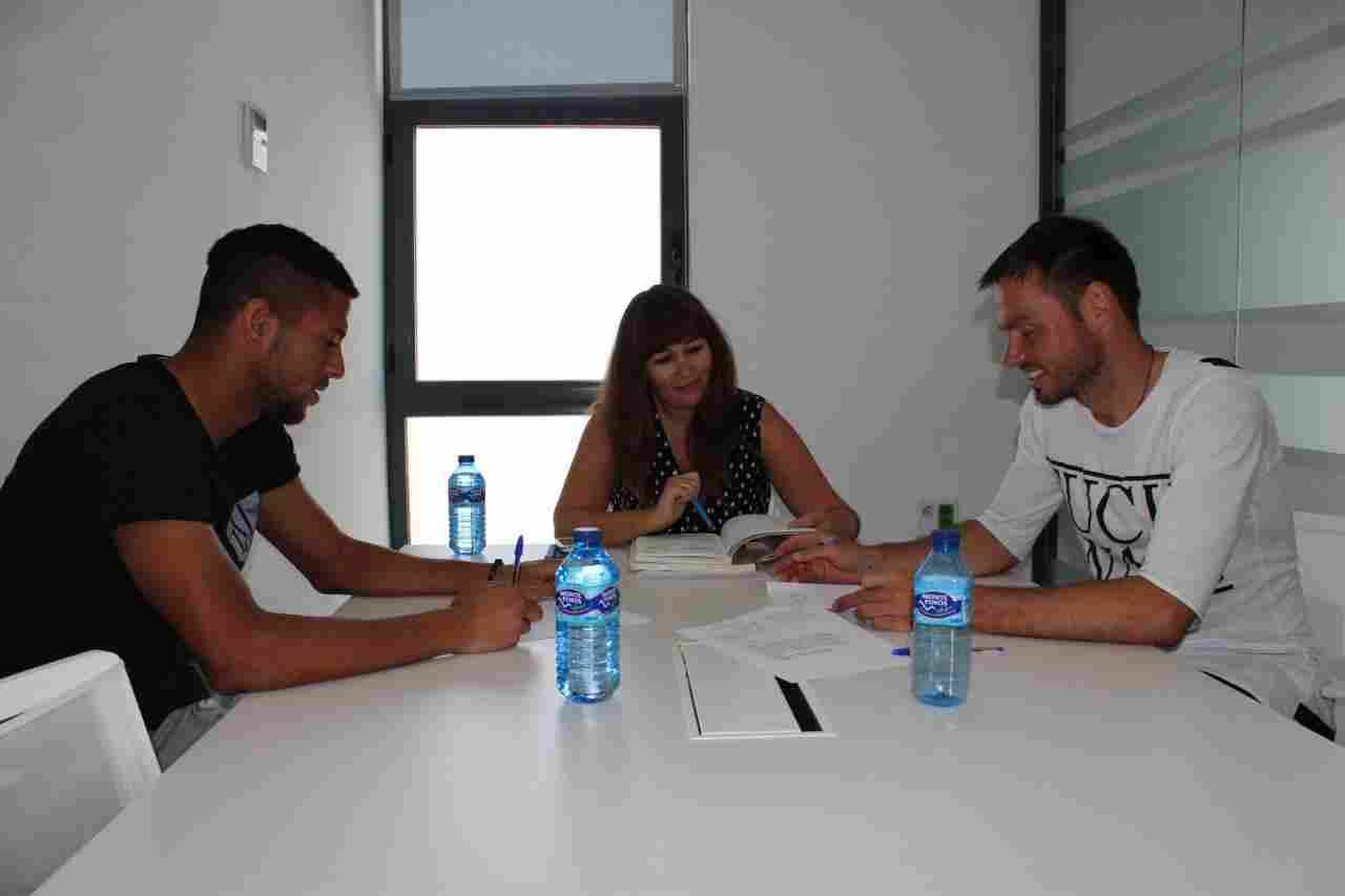 Tarek, Westermann, Petros y Digard comienzan sus clases de español