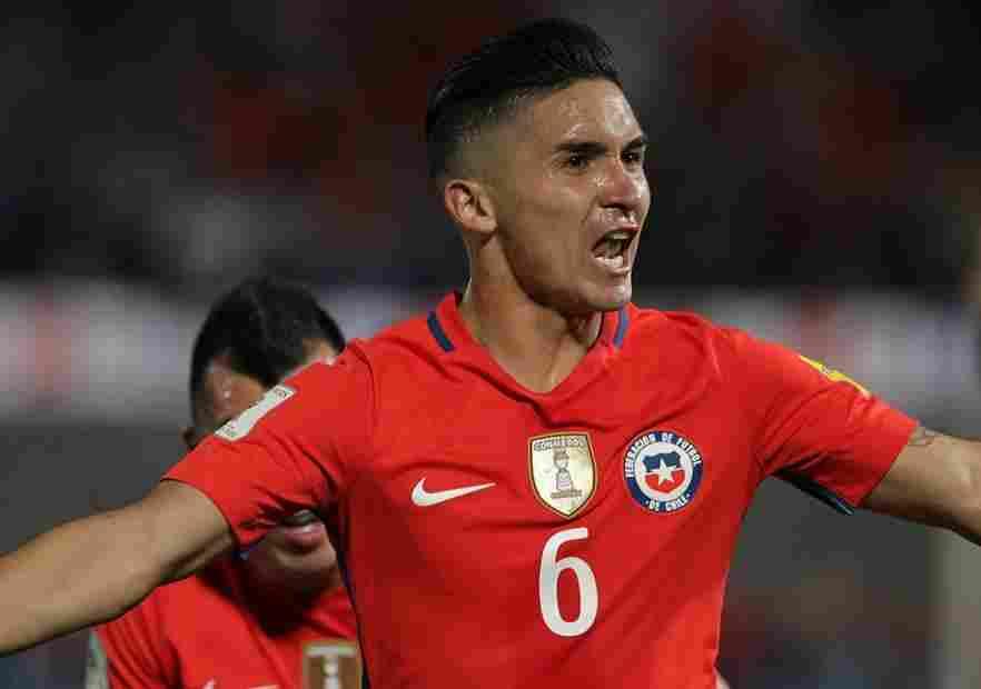 Felipe Gutiérrez disputa los últimos minutos del Chile-Perú (2-1)
