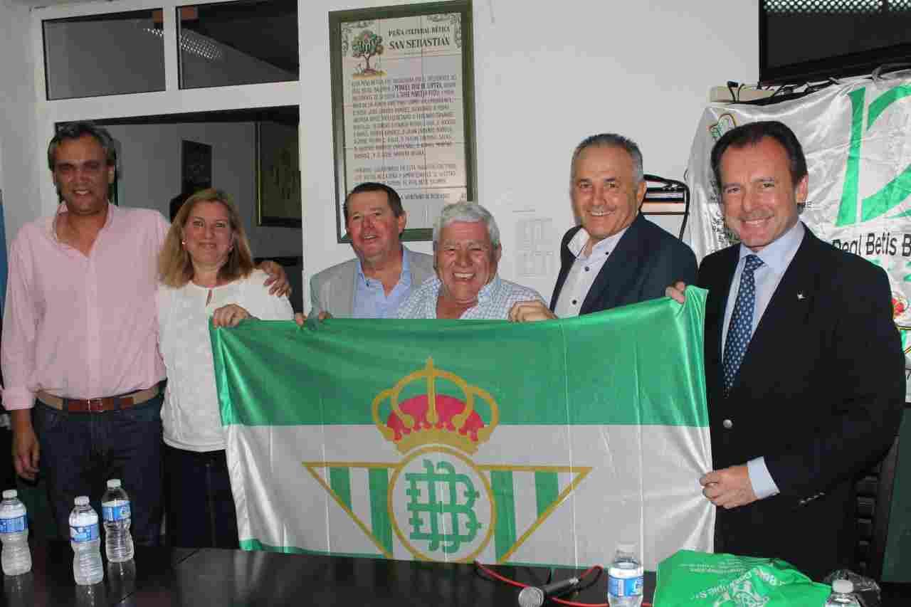 El Real Betis visita la Peña Cultural Bética San Sebastián de Huévar del Aljarafe