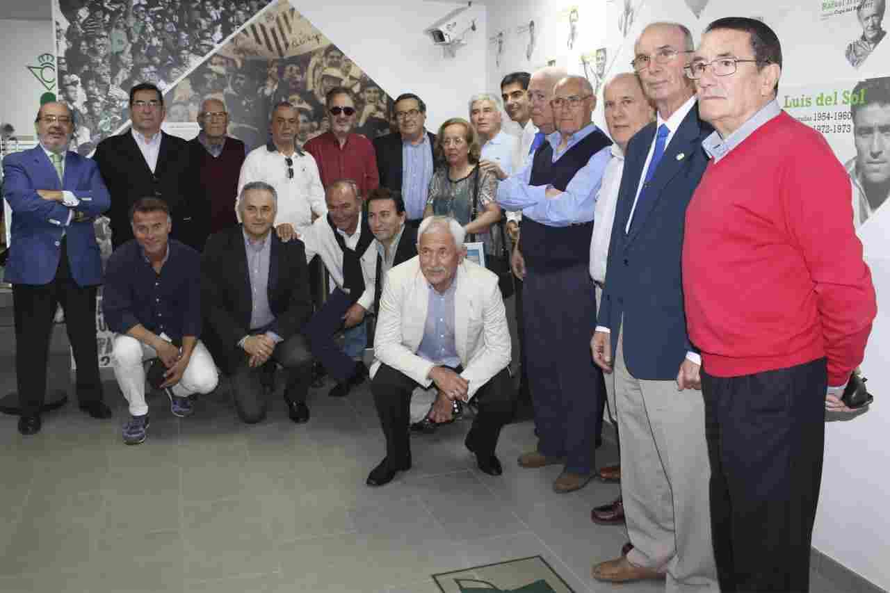 La familia de Pepe Valera descubre el triángulo dedicado a su memoria en el Muro de las Leyendas del Villamarín